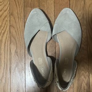 Toms Grey/Tan and White Flats for Effortless Style